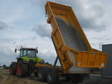 Tracteur avec benne Claas AXION 820