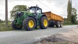 Tracteur avec benne John Deere 6195M