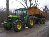 Tracteur avec benne John Deere 18 T 