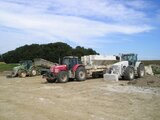 Tracteur avec benne Massey Ferguson .