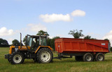 Tracteur avec benne Renault 110 84