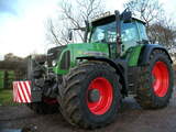 Tracteur avec benne Fendt 818