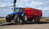 Tracteur avec benne New holland TM 155