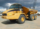 Tombereau articulé Caterpillar 725