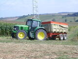 Tracteur avec benne John Deere .